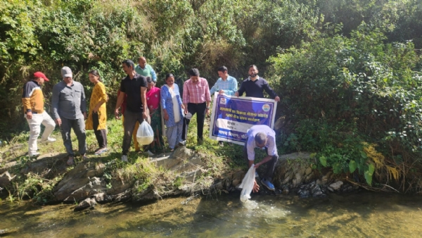 मत्स्य विभाग द्वारा जोशियाना गांव में बीजों का किया संचय करते सीडीओ व अन्य