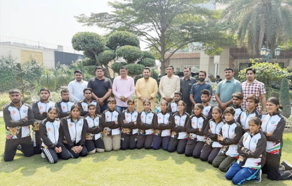 सोनीपत खिलाड़ियों को रवानगी देने वाहले साथ में विधायक निखिल मदान