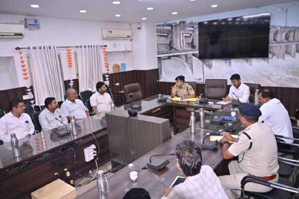 बैठक लेते हुए पुलिस अधिकारी व आरटीओ।