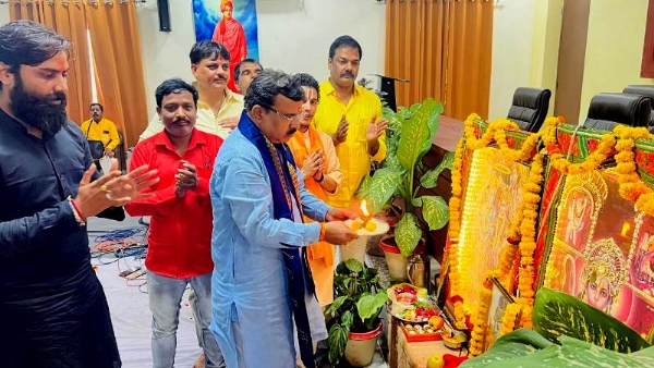 कानपुर में भाजपा कानपुर बुंदेलखंड क्षेत्र कार्यालय में हुए सुंदरकांड पाठ के उपरांत पूजन करते क्षेत्रीय अध्यक्ष प्रकाश पाल व अन्य का छायाचित्र