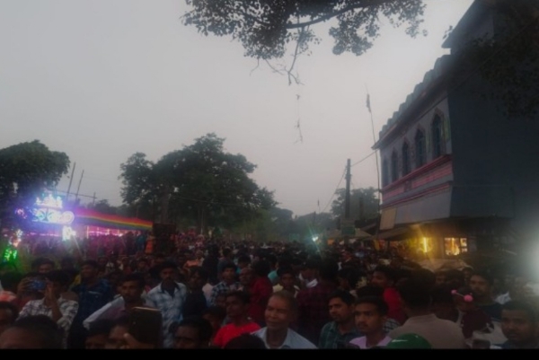 गले में सांप डाले