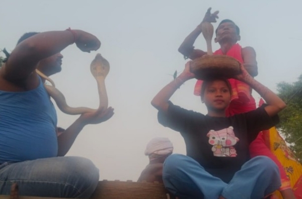 गले में सर्प डाले