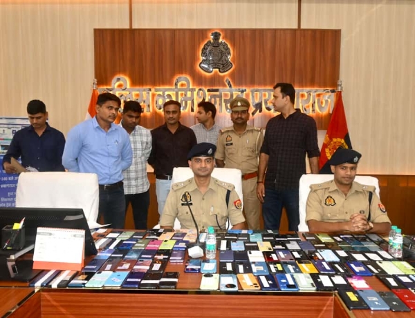 प्रयागराज नगर की सर्विलांस सेल टीम द्वारा मोबाइलों का छाया चित्र