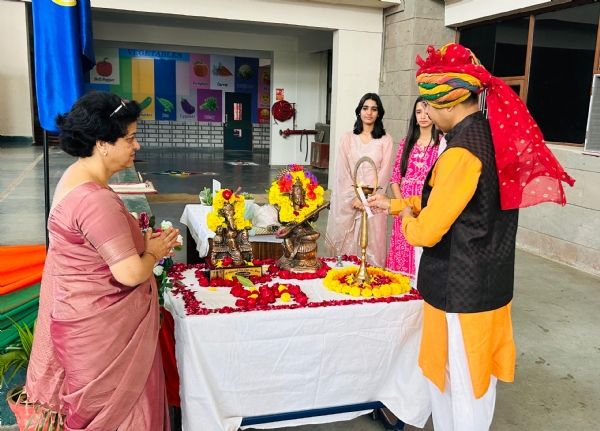 कार्यक्रम का शुभारंभ करते डा. वीरेंद्र चौहान।