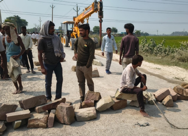 अहरौरा  अहरौरा चकिया रोड पर पत्थर रख कर सड़क जाम करते ग्रामीण