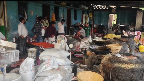 मिठाई फैक्ट्री पर छापेमारी करते अधिकारी