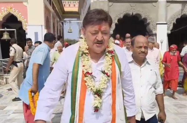 नामांकन के लिए जाते अजीत शर्मा