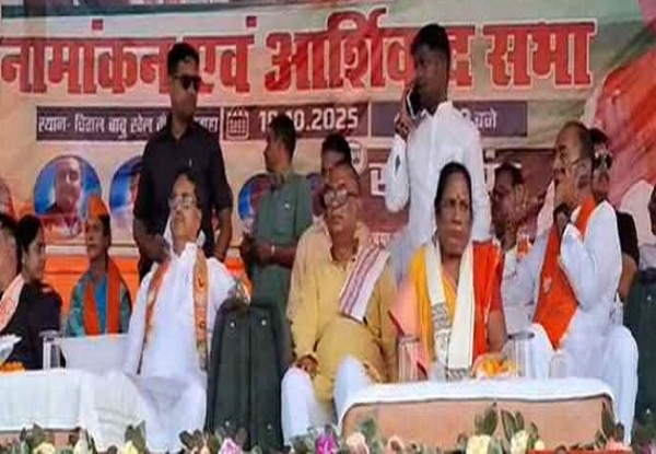 नामांकन के दाैरान तिपुरा के सीएम सहित मंच पर अनय नेता