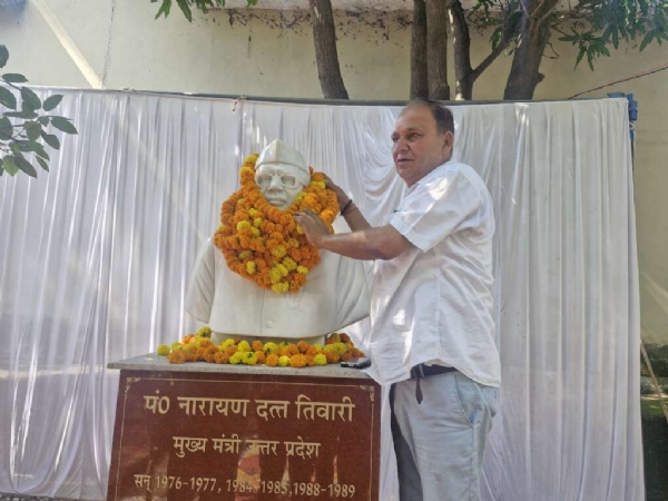 परिषद अध्यक्ष अनिल कपूर डब्बू की पहल,मंडी परिसर में पूर्व सीएम स्व एनडी तिवारी की मूर्ति का किया गया अनावरण