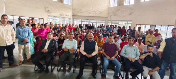 धनतेरस के अवसर पर सफाई कर्मियों के साथ।