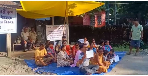 धरने पर बैठे व्यापारी और उनका परिवार