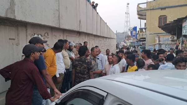 सड़क जाम करते ग्रामीण