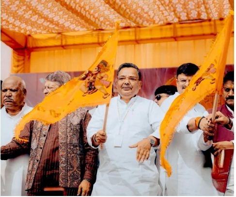शोभायात्रा को झण्डा दिखाते जयवीर सिंह