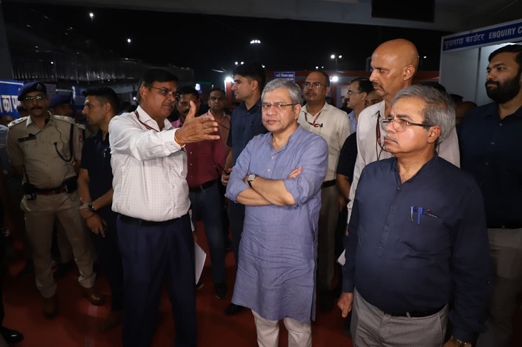 त्योहारी सीजन में भीड़ प्रबंधन का जायजा लेने आनंद विहार स्टेशन पहुंचे अश्विनी वैष्णव