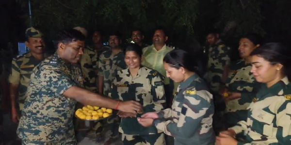 सरहद पर जवानों ने मनाया दीपोत्सव, रोशनी से जगमगाई भारत-पाक सीमा