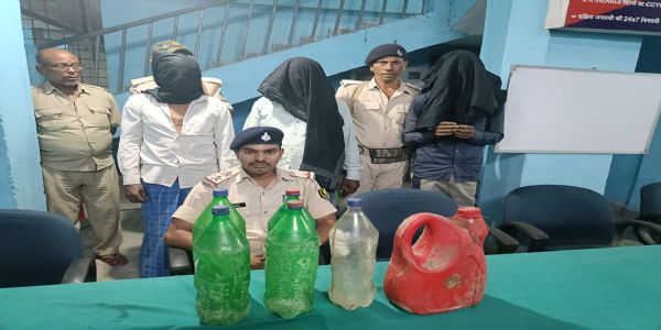 अवैध शराब पर पुलिस का शिकंजा, तीन तस्कर गिरफ्तार