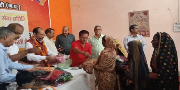 शिवपुरीः ग्रामीण बैंक समाज सेवा समिति ने दीपावली के अवसर पर नवीन वस्त्र साड़ियों एवं मिठाई का किया वितरण