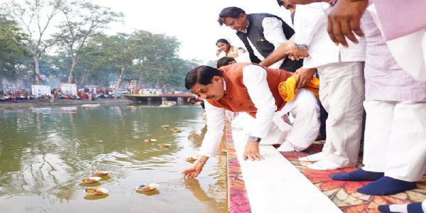 मप्रः मुख्यमंत्री डॉ मोहन यादव ने चित्रकूट के पंचवटी घाट पर किया दीपदान