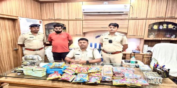 बांकुड़ा में अवैध पटाखों के खिलाफ पुलिस की बड़ी कार्रवाई, भारी मात्रा में प्रतिबंधित आतिशबाज़ी जब्त
