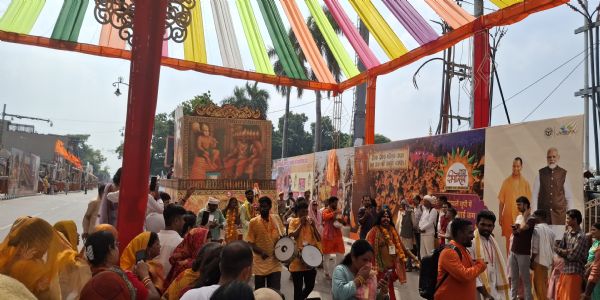पर्यटन मंत्री जयवीर सिंह ने हरी झंडी दिखाकर शोभा यात्रा का किया आगाज