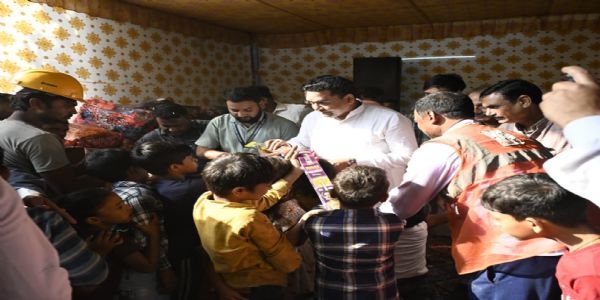 श्रमिकों के साथ मंत्री कपिल मिश्रा ने मनाई दिवाली, बोले -आस्था और उत्सव पर अब रोक नहीं