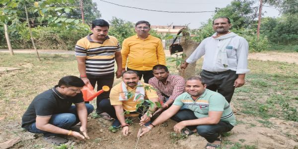 पौधरोपण कर उसका संरक्षण एवं संवर्धन करना मानव का पुनीत कर्तव्य : ओम प्रकाश