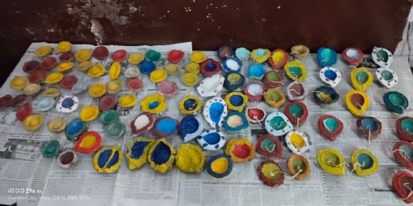 गाय के गोबर से मूर्तियां व दिए बना आत्मनिर्भर बन रहे दिव्यांग
