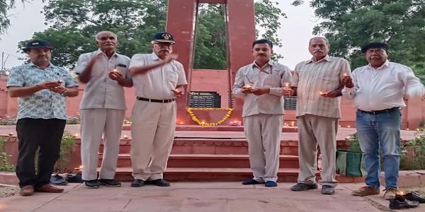 एक दीया शहीदों के नाम वार मेमोरियल पब्लिक पार्क में मनाया