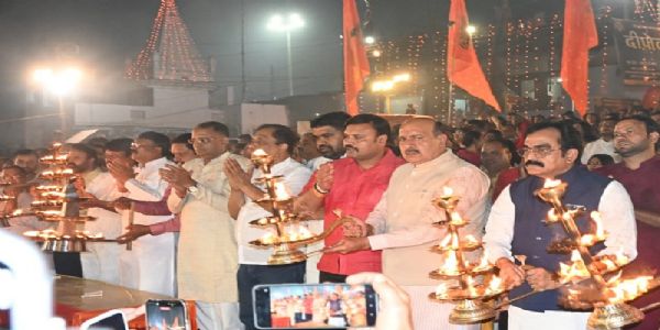 (अपडेट) जबलपुर में दीपावली की पूर्व संध्‍या पर 51 हजार दीपों की रोशनी से जगमग हुआ गौरीघाट