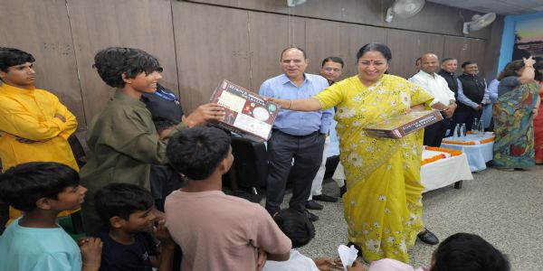 बच्चों की मुस्कान ही दिल्ली की असली रोशनी है : रेखा गुप्ता