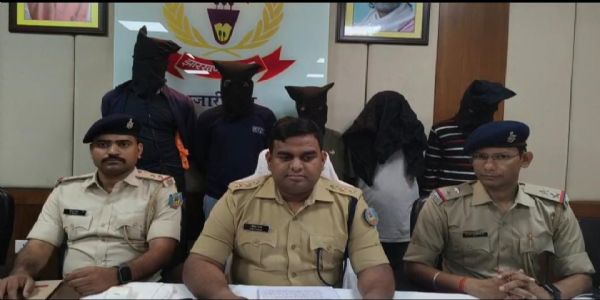 पुलिस ने हथियार के साथ पांच अपराधियों को किया गिरफ्तार