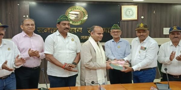 बलिदान जवान के परिजनों को उपायुक्त ने किया सम्मानित