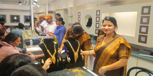 धनतेरस और दीपावली पर बाजारों में बढ़ी रौनक जमकर हुई खरीदारी गाड़ियों सोने चांदी और बर्तनों की जमकर हुई खरीदारी