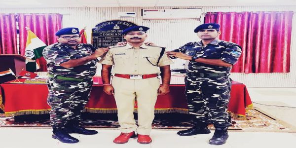 एसएसबी में 20 कार्मिकों को कमांडेंट ने बैच पहनाकर दी प्रोन्नति