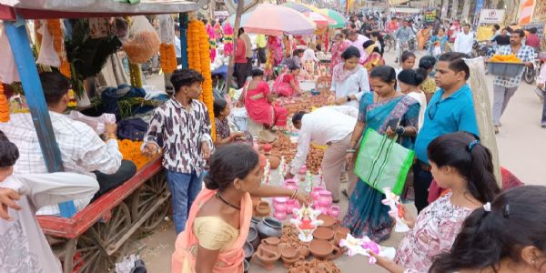 धमतरी : लक्ष्मी पूजा को लेकर बाजार में रौनक, लग रही भीड़