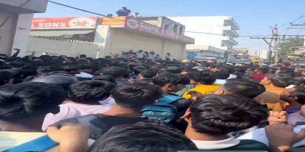 गुरुग्राम में पटाखा गोदामों के बाहर लगी बड़ी भीड़