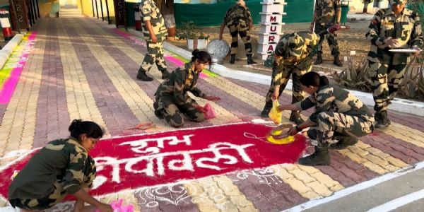मिट्टी के दीपक जलाकर सरहद को कर रहे रोशन