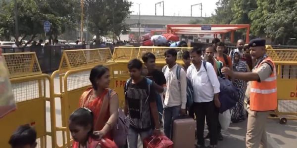 दीपावली और छठ से पहले दिल्ली के रेलवे स्टेशनों पर यात्रियों की भारी भीड़
