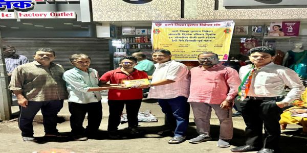 ठाणे एनसीपी एसपी के प्रधान ने अखबार विक्रेताओं का किया दिवाली पर मुंह मीठा