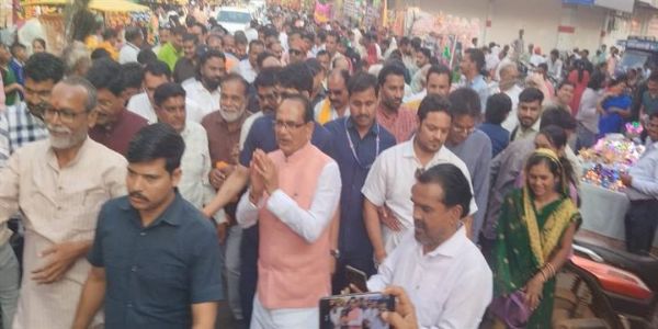 विदिशाः केन्द्रीय मंत्री चौहान ने दीपोत्सव पर्व पर व्यापारियों और नागरिकों की दी शुभकामनाएं
