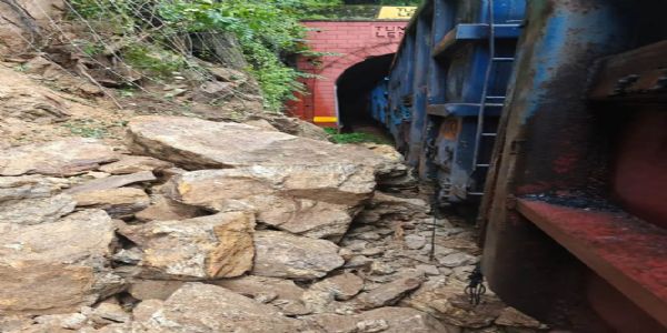 जगदलपुर : भूस्खलन से किरंदुल-विशाखापत्तनम मार्ग हुई बाधित, सभी ट्रेनें रविवार के लिए रद्द