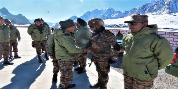सेना प्रमुख ने मध्य क्षेत्र के अग्रिम क्षेत्रों का दौरा किया, परिचालन तैयारियों और सामुदायिक पहलों की समीक्षा