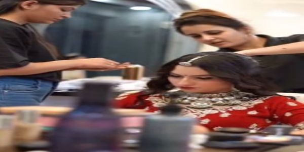 रूप चौदस पर निखारा रूप, पार्लर रहे हाउसफुल : महिलाओं के साथ पुरुषों ने भी संवारा व्यक्तित्व