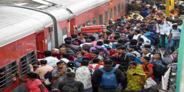 महाराष्ट्र के नासिक में कर्मभूमि एक्सप्रेस से गिरकर दो की मौत, एक घायल