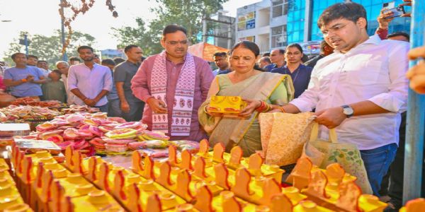 मुख्यमंत्री भजनलाल शर्मा ने स्ट्रीट वेंडर्स से की दीपावली की खरीदारी