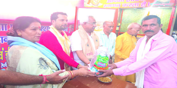 मेयर किरण व विधायक कौशिक ने रिक्शा चालकों को किया सम्मानित