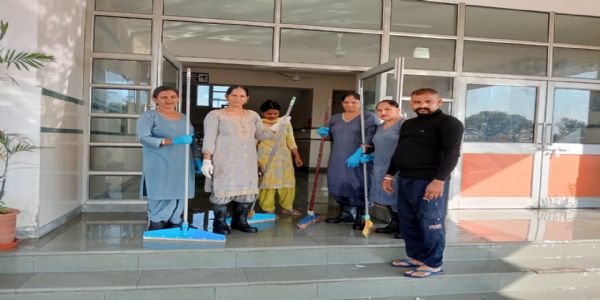 दिवाली पर हरोली अस्पताल में सफाई अभियान