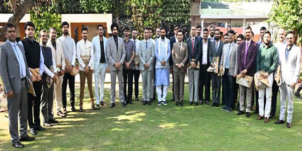 दीपावली पर मुख्यमंत्री से हरियाणा मूल के युवा अधिकारियों तथा सामाजिक कार्यकर्ताओं ने की मुलाकात