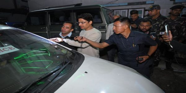 दार्जिलिंग में सांसद राजू बिष्ट के काफिले पर पथराव
