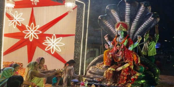 गोकुलपुर में धूमधाम से हुई मां लक्ष्मी प्रतिमा की स्थापना,